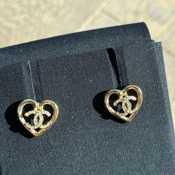 Chanel crystal cc logo heart stud earrings - Picture 4 of 5